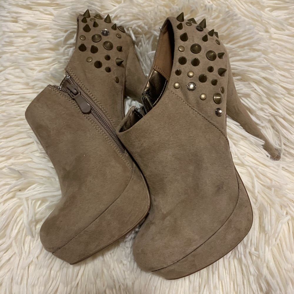 Luichiny studded ankle booties- never worn, size 9
